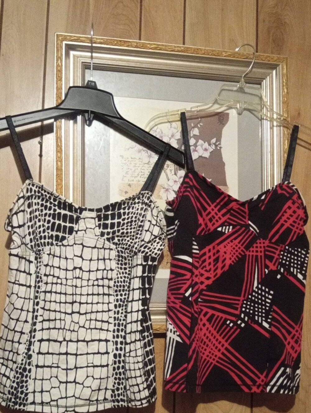 2#red And Black & Black & White Cropped Cami Top